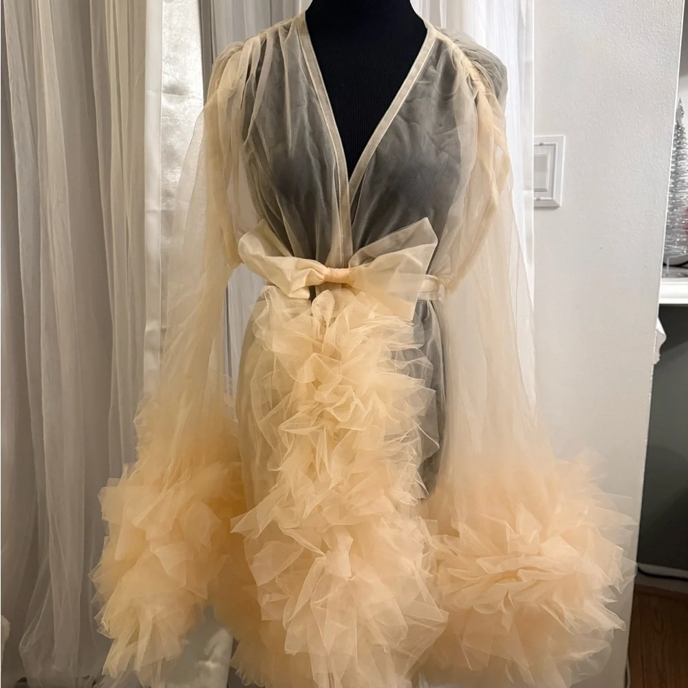 Elegant Sheer Ruffle Short Robe - Picture 2 of 3